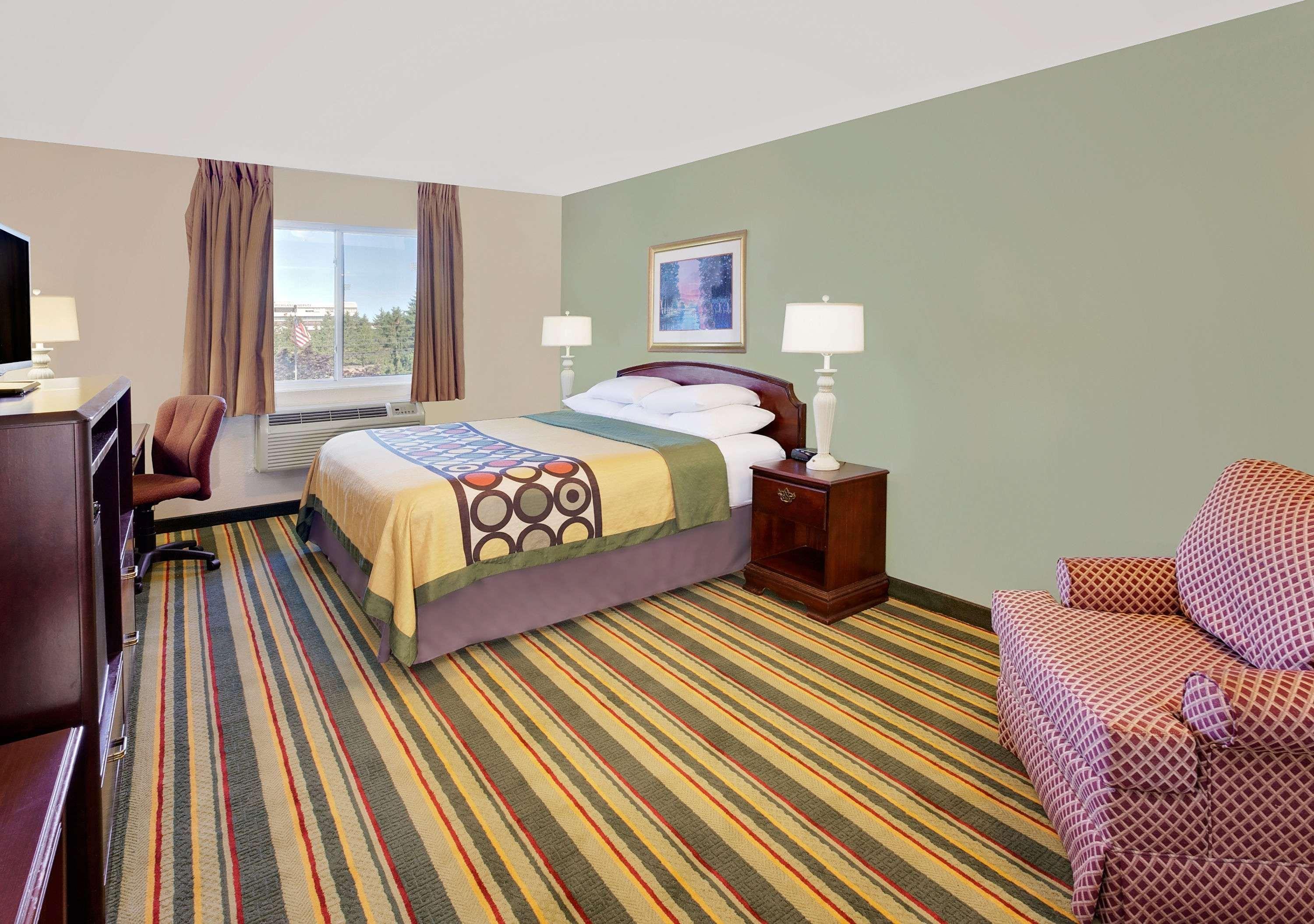 Super 8 By Wyndham Mt. Pleasant