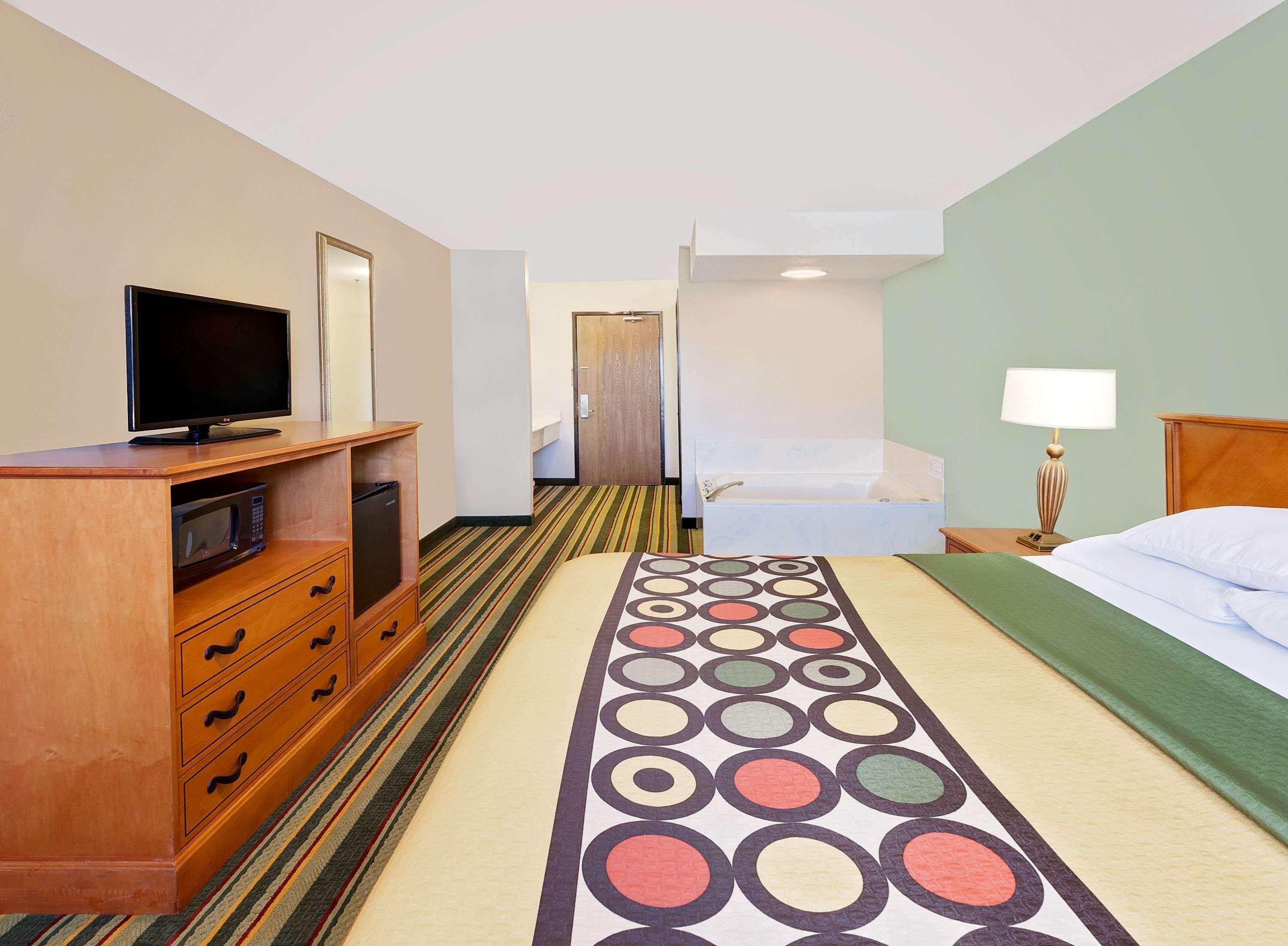 Super 8 By Wyndham Mt. Pleasant Mount Pleasant