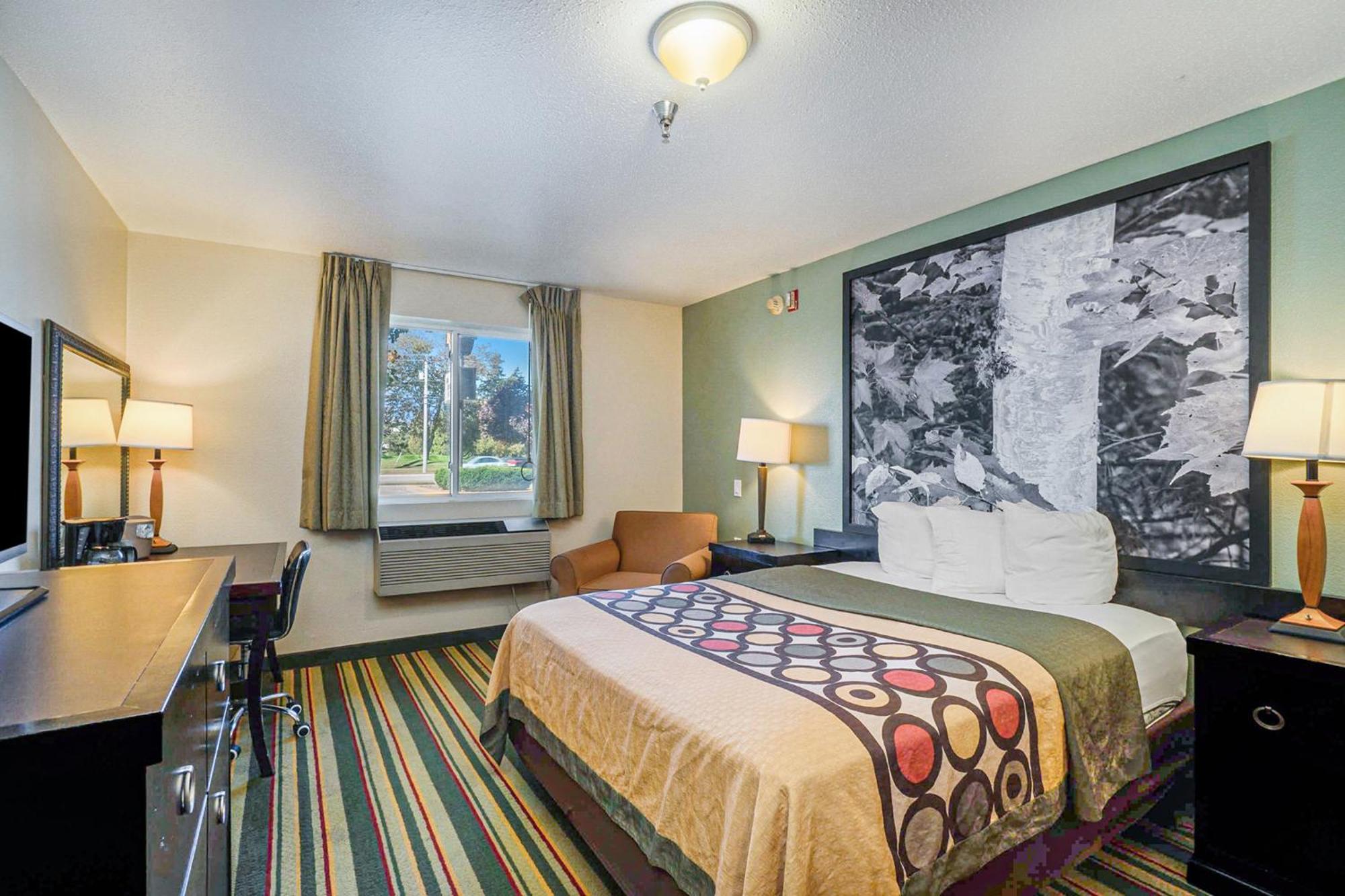 Super 8 By Wyndham Mt. Pleasant Hotel 2*