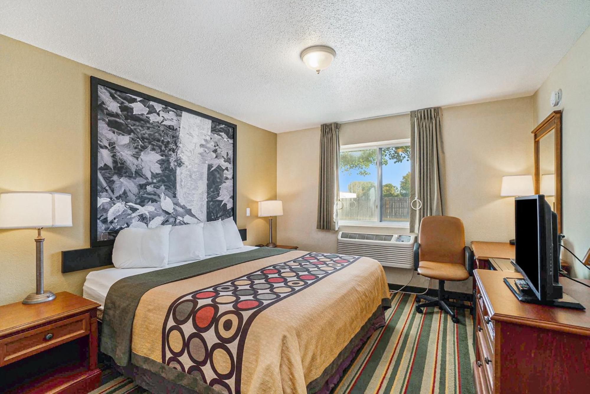 Super 8 By Wyndham Mt. Pleasant Hotel 2*
